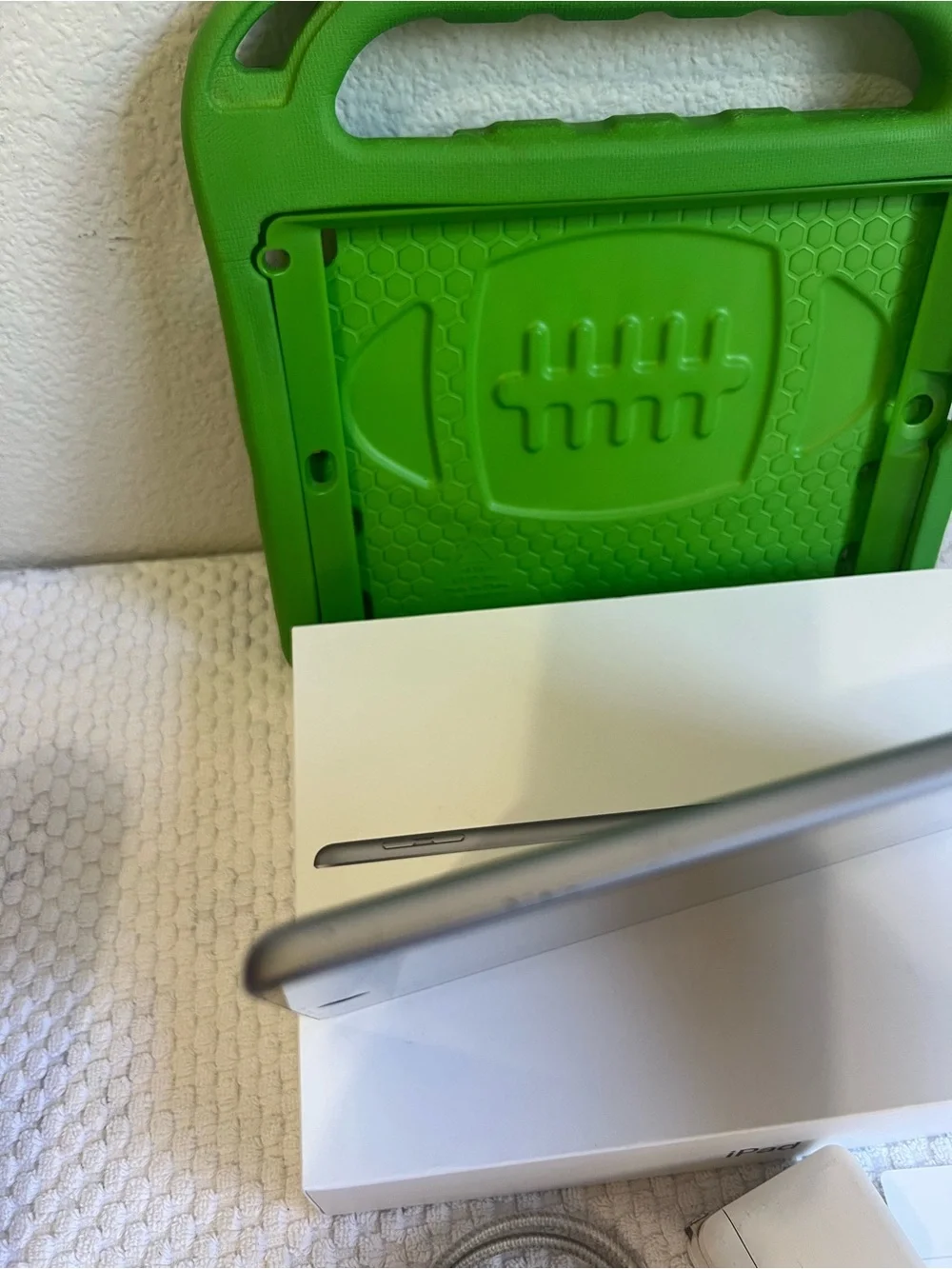 BUNDLE Apple Ipad Tablet 6th generation w/screen protector | READ DESCRIPTION